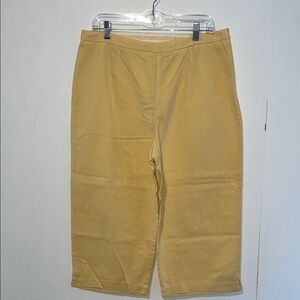 Christopher & Banks Wrinkle Free Yellow Capris with Side Zipper Q10